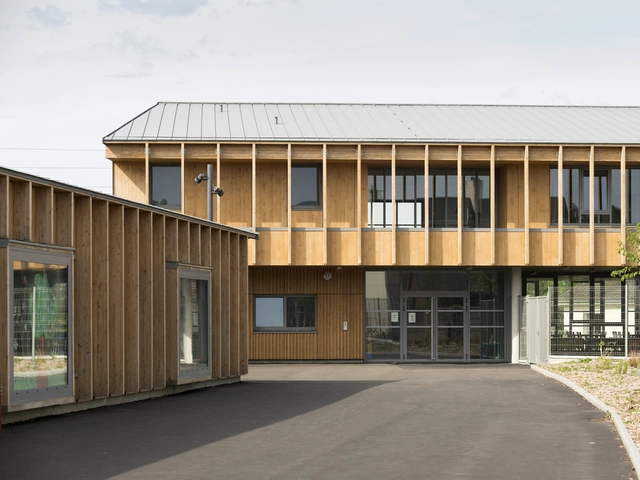 Jardín de infancia y escuela primaria / G+ architectes - Paul Gresham - Michael Neri - Fotografía exterior, Escuela Primaria, Fachada, Puerta