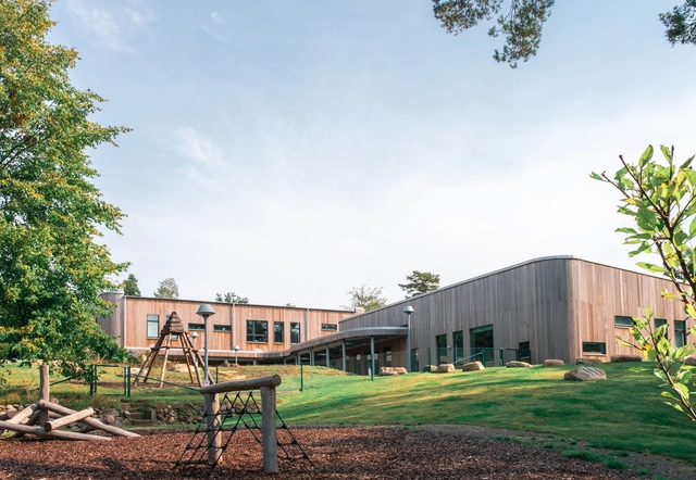 Örkelljunga 健康幼儿园 / Chroma Arkitekter AB - 建筑图, 大学, 花园, 表皮