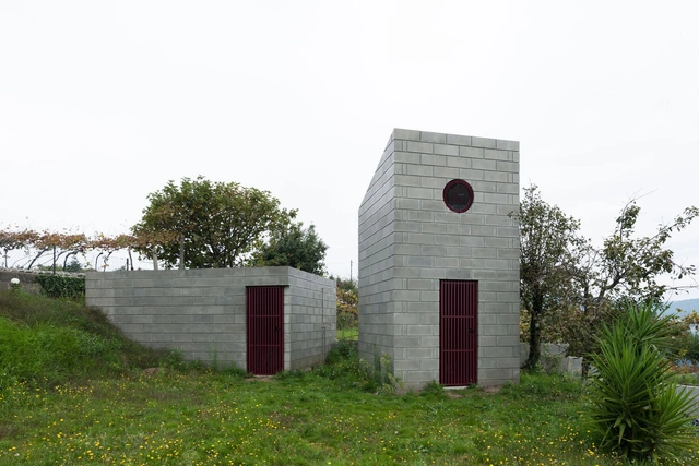 Refugio en Coura / Luís Peixoto - Fotografía exterior, Otras Estructuras, Puerta, Fachada