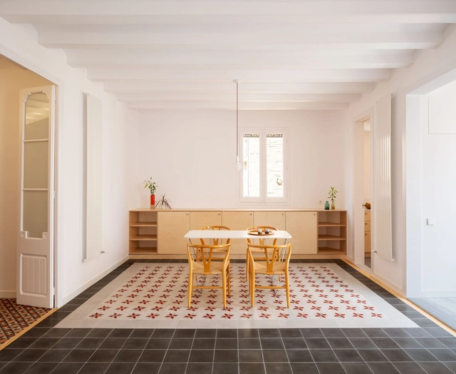 Reforma en Sants / Parramon + Tahull Arquitectes - Fotografía interior, Interiores De Apartamentos, Cocina, Puerta, Fijación Vigas, Mesas, Sillas