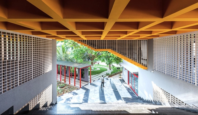 格林伍德高中的艺术楼 / The Purple Ink Studio - 室内图, 教育建筑, 庭院, 表皮, 梁, 扶手, 椅子