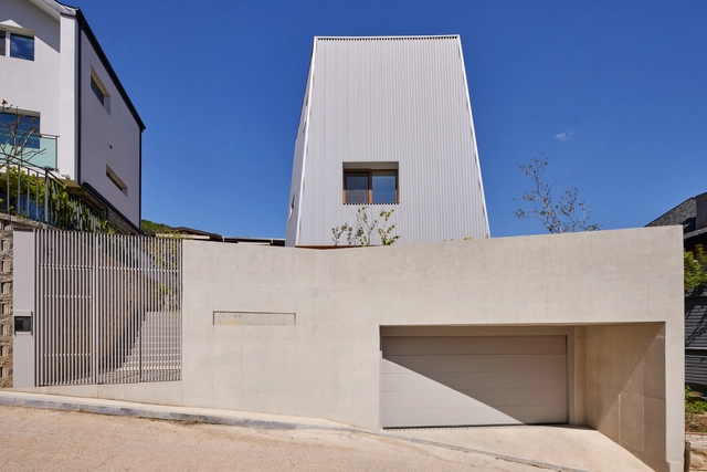 Cat-tagonal House  / B.U.S Architecture - Exterior Photography, Houses, Facade, Fence