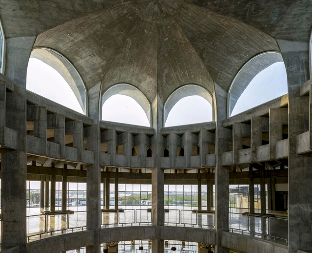 秩序城堡，Sanand 工厂 / Studio Saar - 室内图, 工厂, 表皮, 拱廊, 拱, 柱