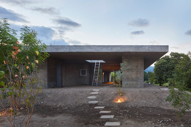 Casa en Sekigahara / Airhouse Design Office - Fotografía exterior, Casas, Puerta, Fachada, Escaleras