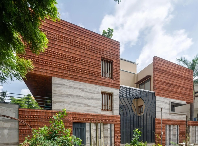 Kandarp - Uma casa para a interação/ AANGAN Architects - Fotografia de Exterior, Casas, Jardim, Fachada, Porta