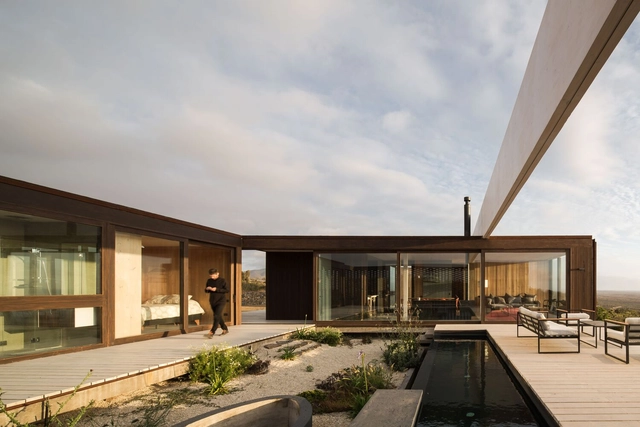 Casa Las Vizcachas / Juan Pablo Ureta Arquitectos - Fotografía exterior, Casas, Patio interior, Fachada, Puerta, Bancas