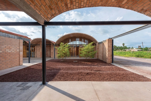 Centro Comunitário Ruiz / bgp arquitectura - Fotografia de Interiores, Centro Comunitário, Jardim, Fachada, Arco, Viga, Arcada