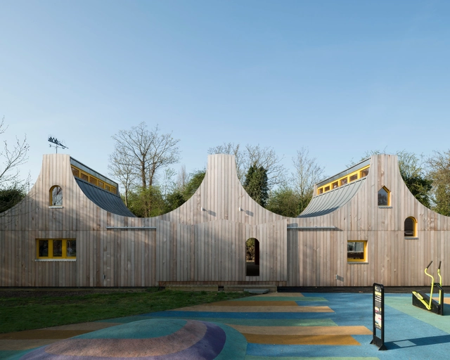 Aulas en el bosque de la Escuela Belvue / Studio Weave - Fotografía exterior, Salas De Clases, Fachada, Puerta