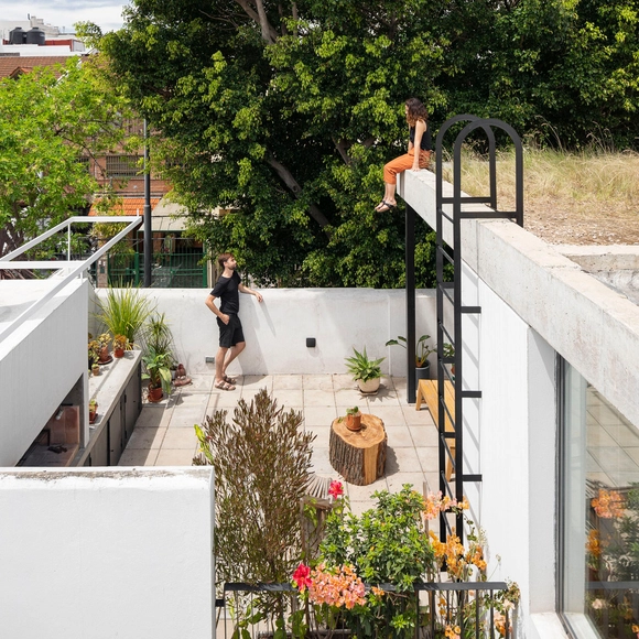 PH Superi House / Juan Manuel Galleano + Junta Arquitectas - Exterior Photography, Extension, Garden, Facade, Handrail, Balcony, Chair