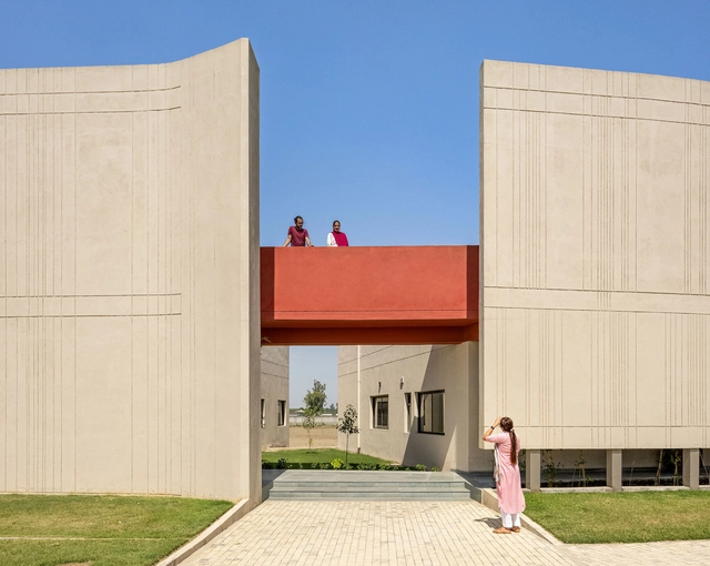 Escuela St Martha Bethany Vidyalaya Fase 1 / Kamat & Rozario Architecture - Fotografía exterior, Escuelas, Patio interior, Fachada