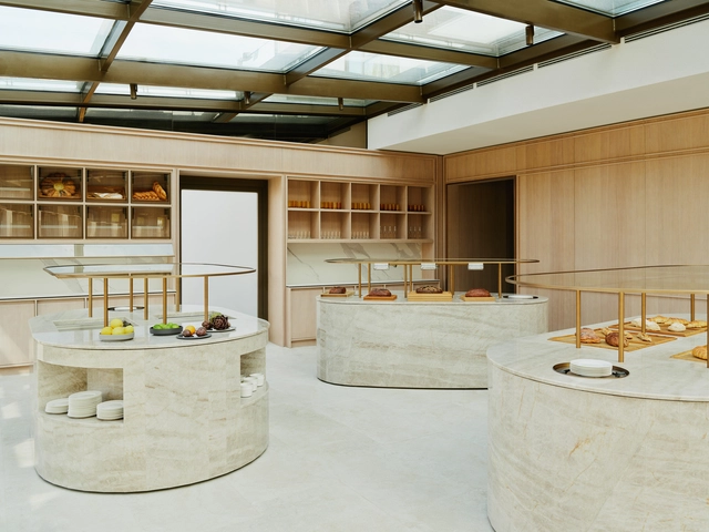 Restaurante AURA de Ritz-Carlton  / HENN - Fotografía interior, Interiores De Restaurantes Y Bares, Cocina, Fijación Vigas, Fachada