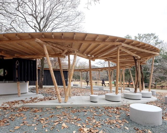 Banheiro Público - Círculo de Florestas e Pessoas / Yamashita Sekkei - Fotografia de Exterior, Edificios Públicos, Cadeira