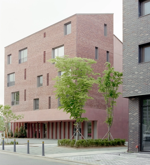 Edifício de Escritórios e Apartamentos GODUNG / Stocker Lee Achitetti - Fotografia de Exterior, Edifícios De Escritórios, Aido, Fachada, Porta