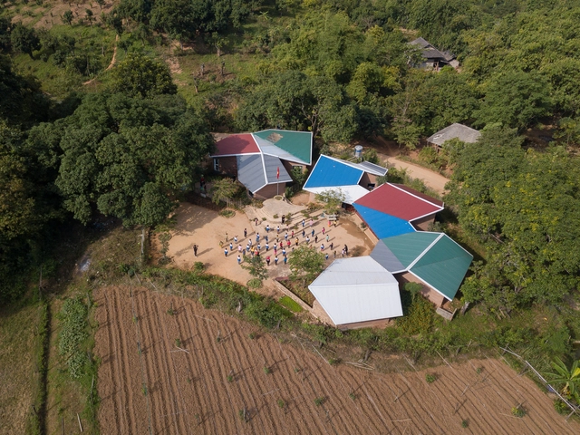 Escuela Na Khoang / 1+1>2 Architects - Fotografía exterior, Escuelas