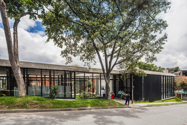 Centro de día para el adulto mayor / Niro Arquitectura + OAU | Oficina de Arquitectura y Urbanismo - Fotografía exterior, Centro Comunitario, Jardín, Fachada