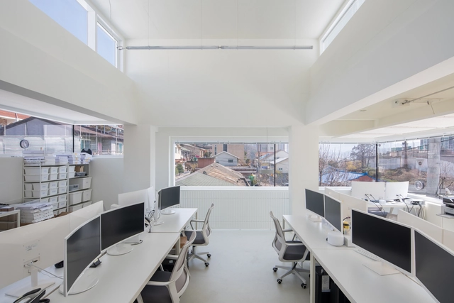 Edificio de oficinas / Liso Architects - Fotografía interior, Edificio De Oficinas, Mesas, Sillas
