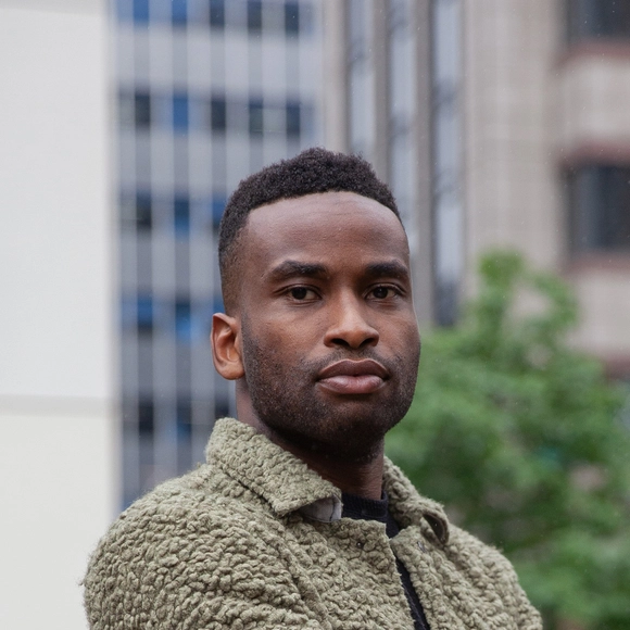 Muyiwa Oki é eleito o primeiro presidente negro do RIBA - Imagem de Destaque