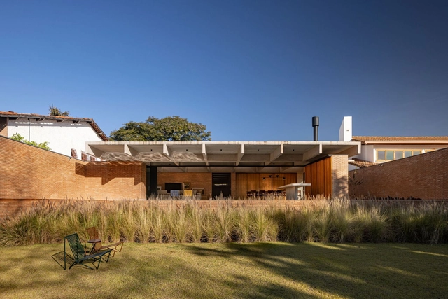 屋顶线性天窗，贝雷佐斯基之家 / BLOCO Arquitetos - 建筑图, 独立住宅, 表皮, 板凳