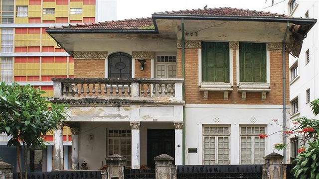 Por trás das mansões e palacetes: o que podemos aprender com "A Mulher da Casa Abandonada"?  - Imagem de Destaque