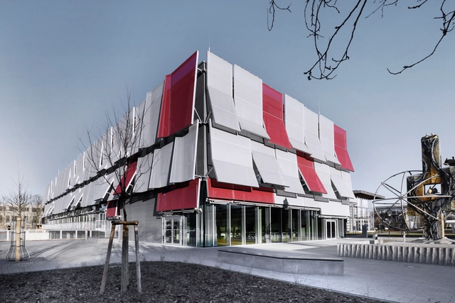 Startblock B2 中心,银红交替的雕塑立面 / Bernd Huckriede | United Architektur + ludwig heimbach architektur - 建筑图, 共享办公室室内设计, 表皮