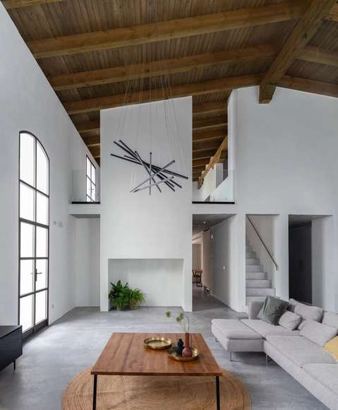 Vivienda en una bodega de Jerez / Iniesta Nowell Arquitectos - Fotografía interior, Renovación, Fijación Vigas, Fachada, Mesas