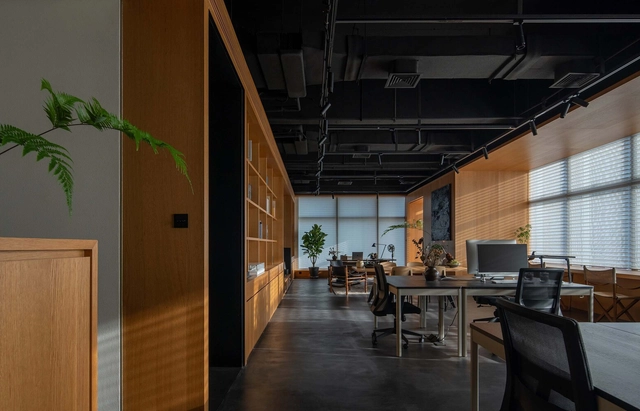 默认建筑办公空间 / 默认建筑 - 室内图, 办公室内设计, 厨房, 表皮, 梁, 门, 桌子, 椅子