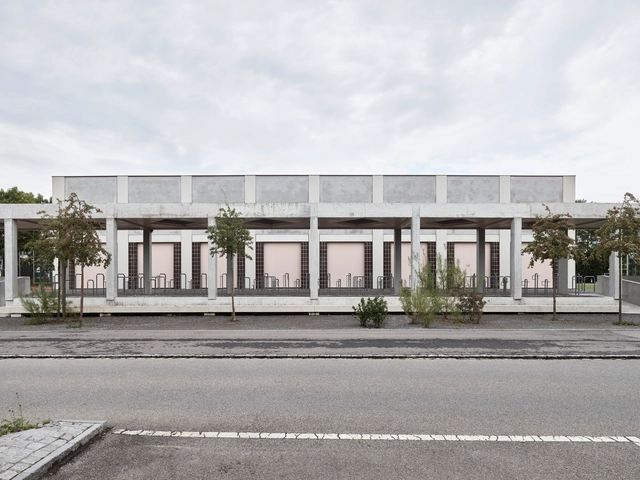 Escuela primaria Krämeracker / Boltshauser Architekten - Fotografía exterior, Escuela Primaria, Fachada, Pilares, Puerta