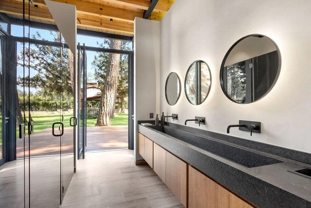 Interiores mexicanos: baños que integran accesorios y grifos en color negro mate - Imagen Principal