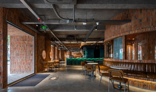 当砖流动起来，越南最大连锁咖啡店：Katinat Saigon  / Sawadeesign Studio - 室内图, 咖啡馆, 门, 梁, 桌子, 椅子