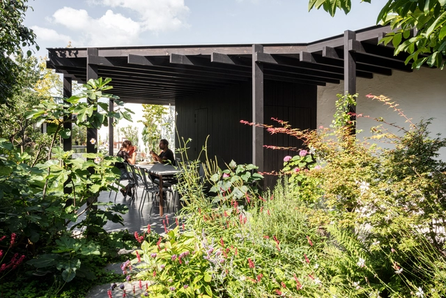 Casa con una oficina en el jardín / Atelier Janda Vanderghote - Fotografía exterior, Casas, Jardín, Fachada, Sillas