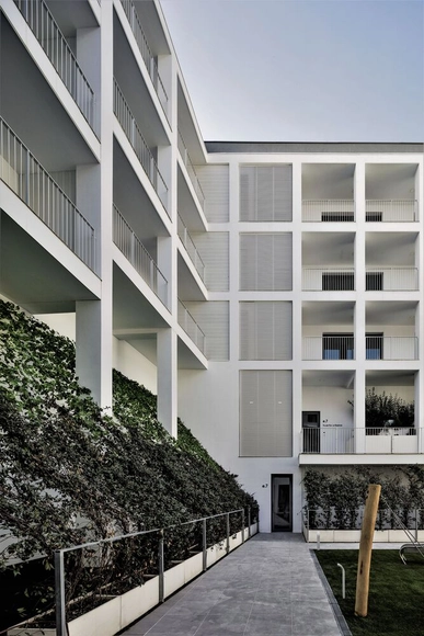 65 Viviendas en San Pedro de Alcántara / Luis Machuca Arquitectos - Fotografía exterior, Apartamentos, Fachada, Barandas