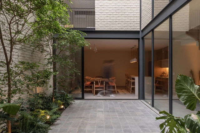 Casa Navarro / MRV TALLER - Fotografía exterior, Casas, Jardín, Fachada, Sillas, Mesas