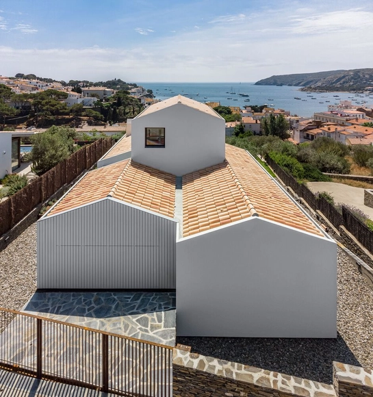 Casa a rudolso / Arnau estudi d'arquitectura - Fotografía exterior, Casas, Fachada, Puerta, Costa