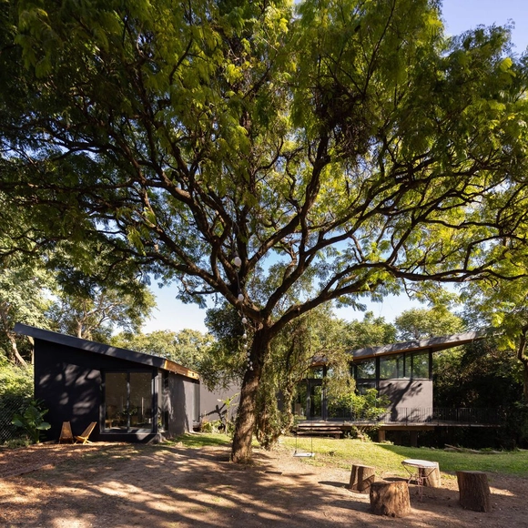 Casa la arbolada / Indiana Sarubi Arquitecta - Fotografía exterior, Paisaje