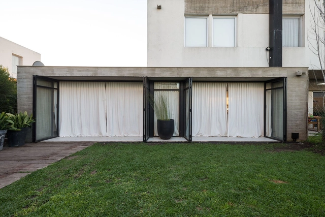 Ampliación casa jota / Albina, Rossini & Deserio - Fotografía exterior, Ampliación, Jardín, Puerta, Fachada