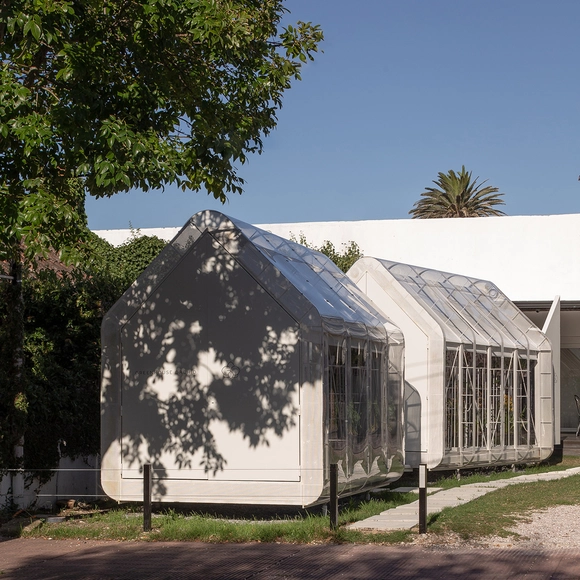 Invernadero de orquídeas en Punta del Este / Mateo Nunes Da Rosa - Fotografía exterior, Tienda, Fachada