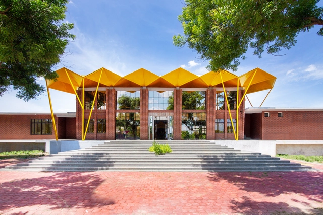 Edificio administrativo de la escuela Akshara Vidya Mandir / Exurb Design Studio - Fotografía exterior, Edificios Institucionales, Patio interior, Puerta, Fachada