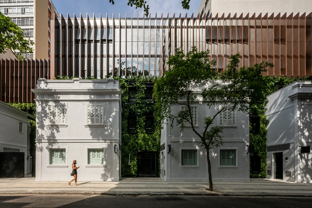 Guilhermina Commercial Building / Jacobsen Arquitetura - Exterior Photography, Retail , Courtyard, Facade, Fence, Door