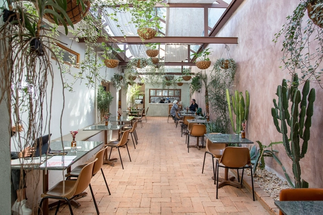 Botanikafé Pinheiros / OM estudio - Fotografia de Interiores, Restaurante, Jardim, Porta, Fachada, Mesa, Cadeira