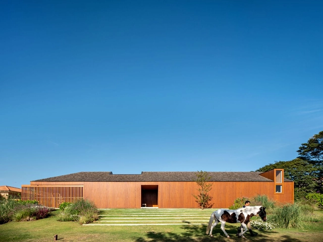 Residência Haras Larissa  / Felipe SS Rodrigues + Sergio Sampaio Archi + Tectônica - Fotografia de Exterior, Casas, Jardim, Fachada