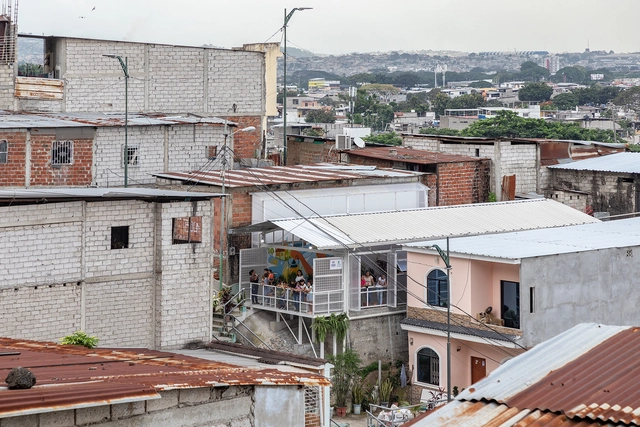 Casa comunal el Faro de Mapasingue / BBL estudio + Juan Carlos Bamba + Pierre Berrú + Jorge Ludeña - Fotografía exterior, Centro Comunitario, Fachada, Puerta, Balcón