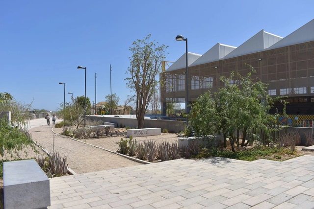 Jardín de Sombras: espacio público como infraestructura para ciudades en el desierto / ORU-Oficina de Resiliencia Urbana + Julián Arroyo + Gabriel Azuara Pellicer + Virens - Fotografía exterior, Arquitectura Deportiva, Jardín, Fachada
