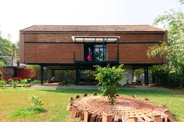 Casa Koshish / Koshish - Fotografia de Exterior, Casas, Jardim, Fachada, Porta