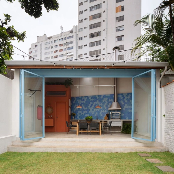 Casa nº03 / Mana arquitetura - Fotografia de Exterior, Renovação, Aido, Porta, Fachada, Mesa, Cadeira, Banco