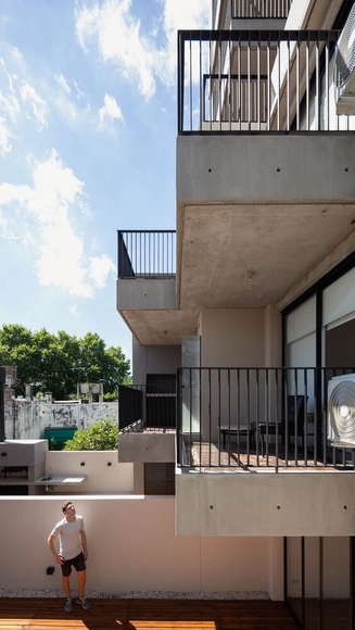 Edificio Gamarra 1245 / LST Arquitectura - Fotografía exterior, Residencial, Fachada, Cierros, Barandas, Balcón