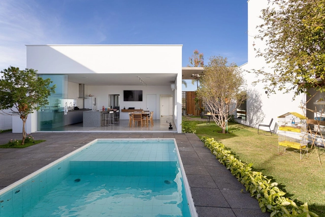 Casa G 20 + 19 / Rafael Pinoti Arquitetura - Fotografia de Exterior, Casas, Jardim, Porta, Fachada, Banco