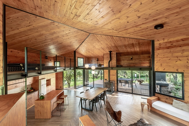 山地牧场 / Diaz Marcellino Arquitectos - 室内图, 独立住宅, 露台, 梁, 桌子, 椅子, 板凳