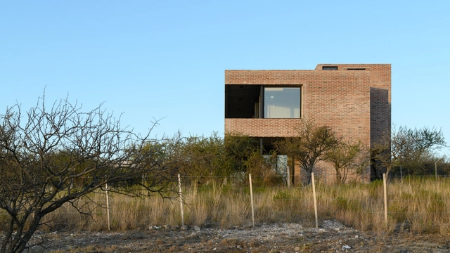 Casa atelier / LOMA Arq + - Fotografía exterior, Casas, Fachada
