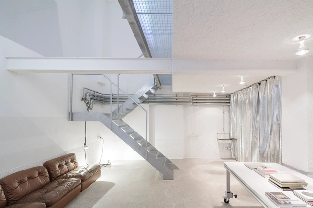 Office with Silver Curtain / Buero Wagner - Interior Photography, Decoration & Ornament