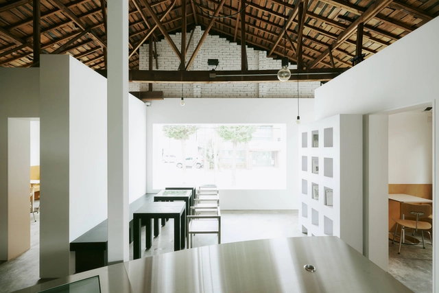 Cafeteria Lantern / Studio Studio - Fotografia de Interiores, Reabilitação, Viga, Mesa, Cadeira